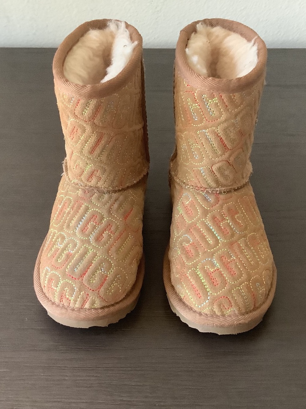 UGG Australia Kids' Classic Graphic Stitch Short Boot Size 10 Beige Leather